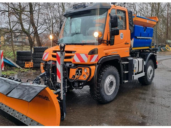 Snow removal vehicle UNIMOG