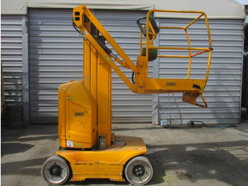 Vertical mast lift JLG