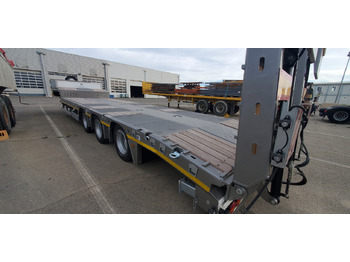 Low loader semi-trailer