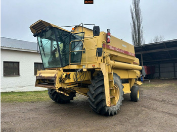 Combine harvester NEW HOLLAND TX36