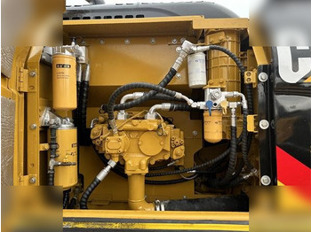 Crawler excavator CATERPILLAR 320D2: picture 3