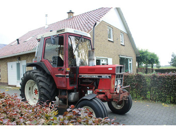 Farm tractor INTERNATIONAL