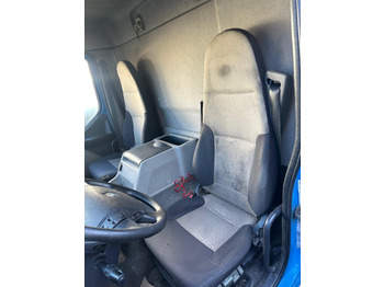 Box truck RENAULT MIDLUM 12.270: picture 4