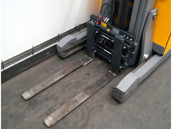 Reach truck Jungheinrich ETV216: picture 3