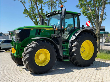 Farm tractor John Deere 6R 215: picture 3