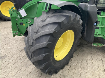 Farm tractor John Deere 6215R: picture 2