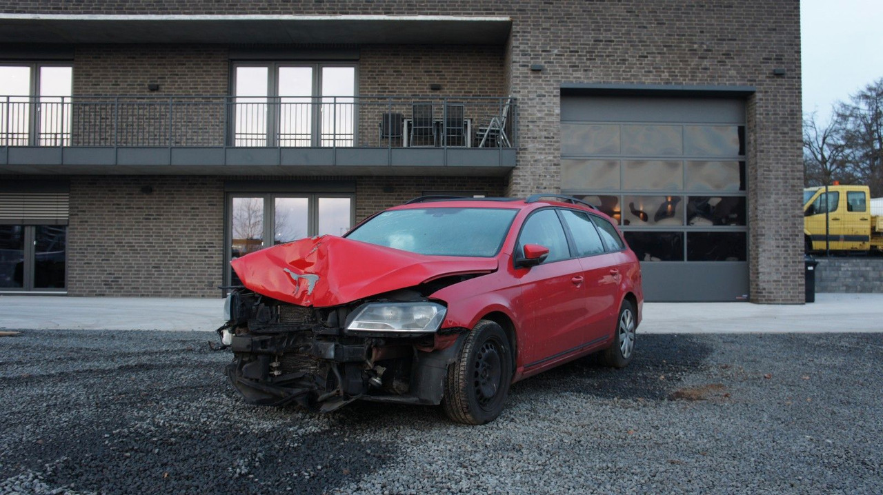 Volkswagen Passat Variant Trendline BlueMotion Unfall - Estate car: picture 1 Volkswagen Passat Variant Trendline BlueMotion Unfall - Estate car: picture 1