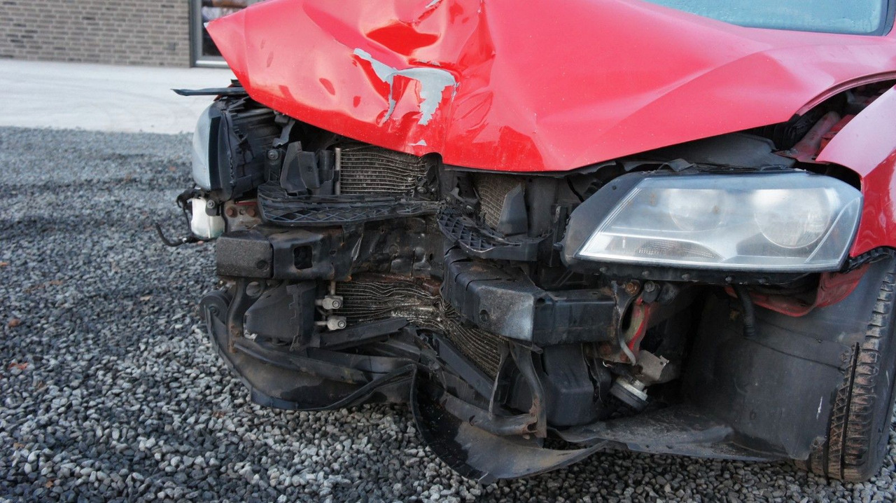 Volkswagen Passat Variant Trendline BlueMotion Unfall - Estate car: picture 3 Volkswagen Passat Variant Trendline BlueMotion Unfall - Estate car: picture 3