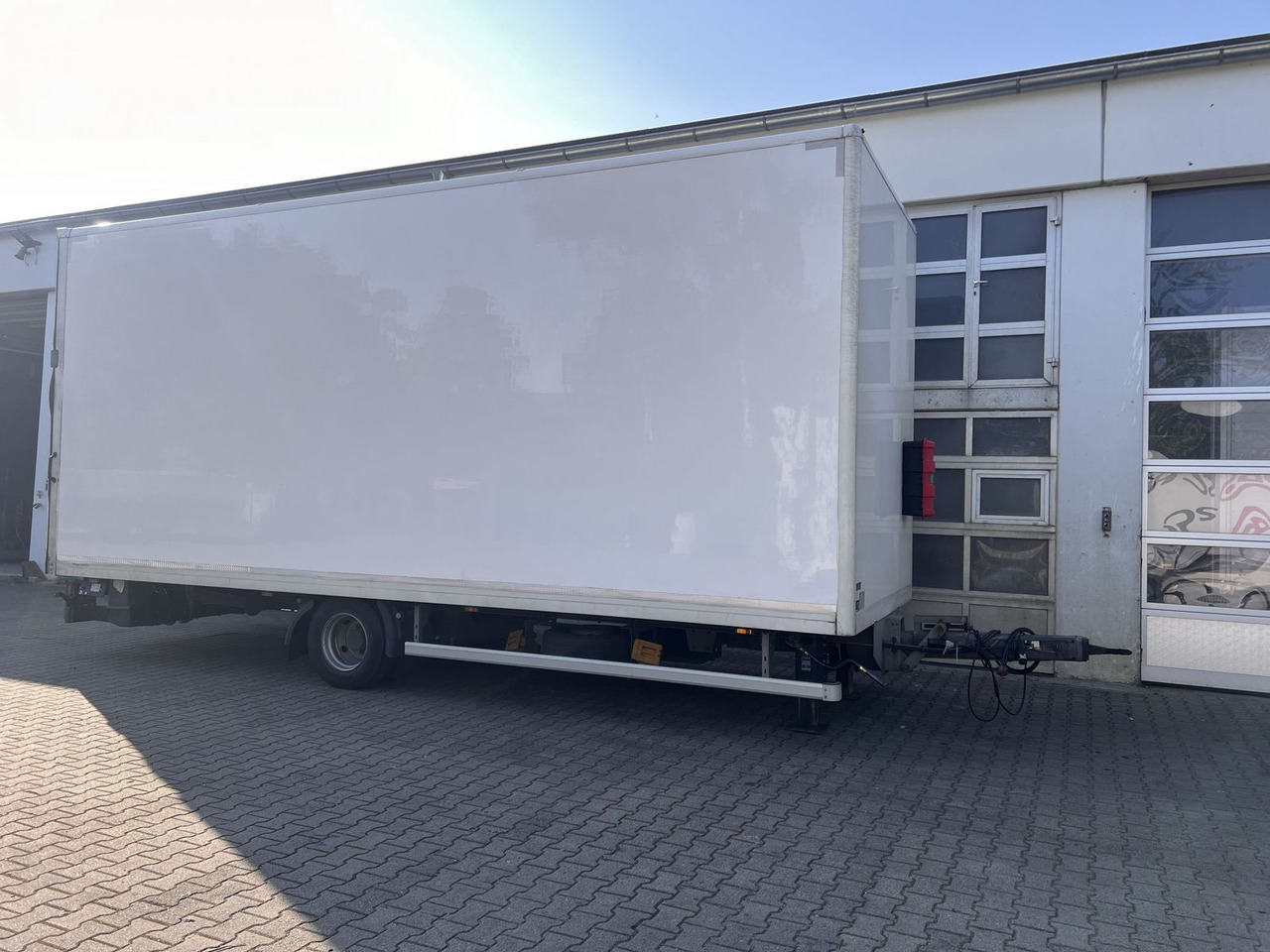 1 Achs Kofferanhänger, Ladebordwand - Closed box trailer: picture 4 1 Achs Kofferanhänger, Ladebordwand - Closed box trailer: picture 4