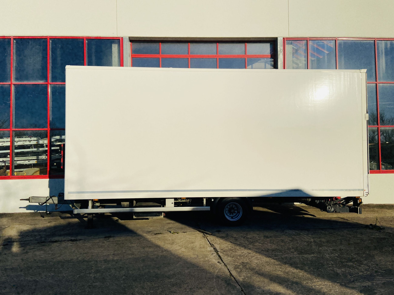 Ackermann Z-KA-F10.5/7,5 1 Achs Kofferanhänger mit Ladebordwand 10,5 t GG - Closed box trailer: picture 5 Ackermann Z-KA-F10.5/7,5 1 Achs Kofferanhänger mit Ladebordwand 10,5 t GG - Closed box trailer: picture 5