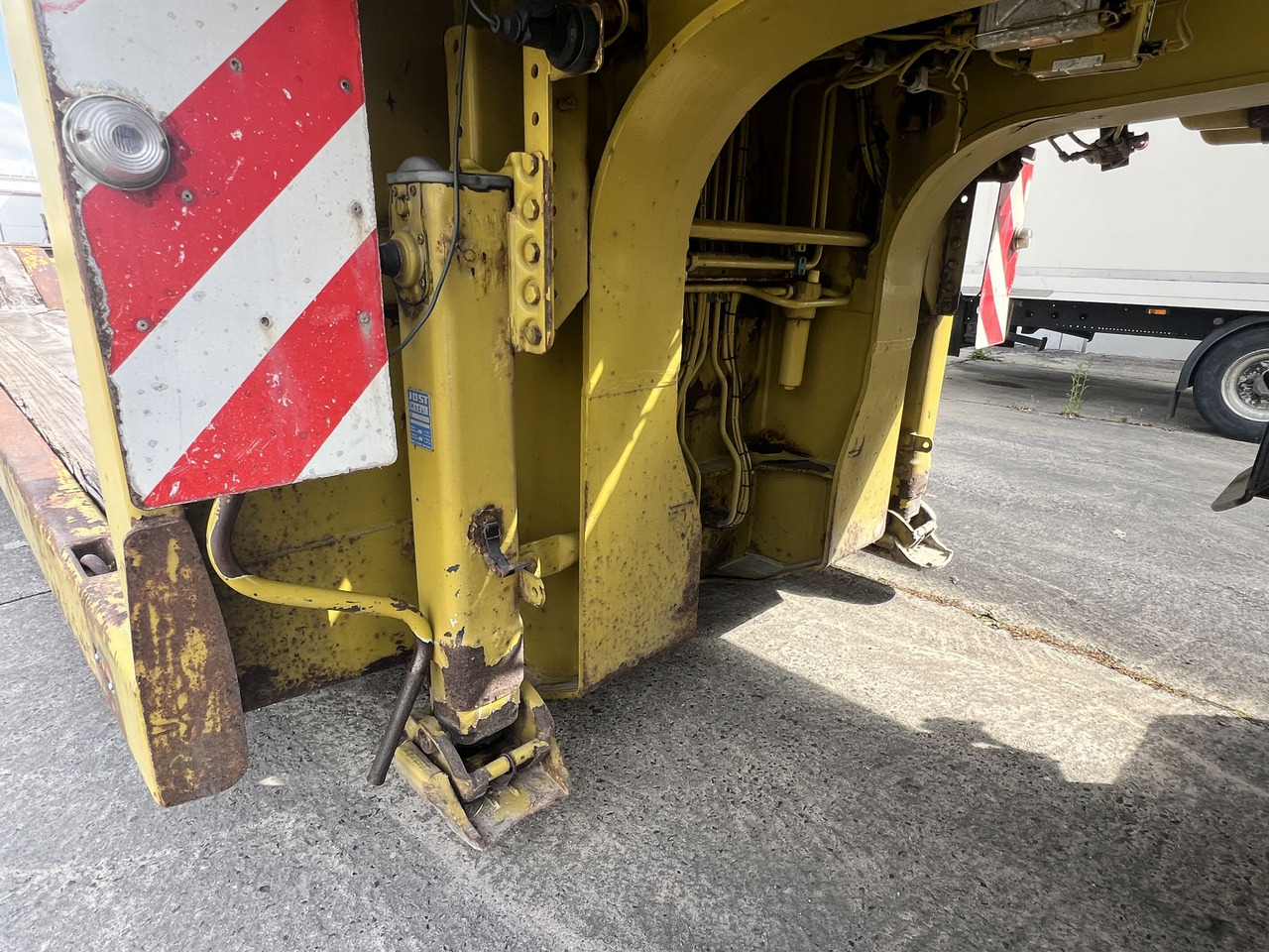 Low loader semi-trailer for transportation of heavy machinery LANGENDORF SATBUE 30/38  3 Achs Tiefbett- Satteltieflader: picture 6