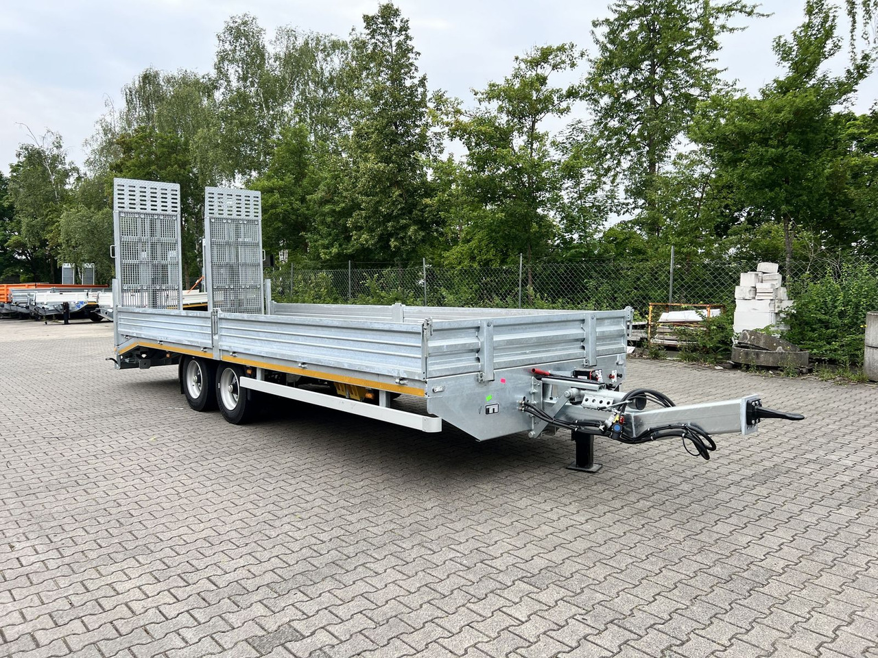 Möslein Neuer Tandemtieflader, 7,28 m Ladefläche, breit - Low loader trailer: picture 1 Möslein Neuer Tandemtieflader, 7,28 m Ladefläche, breit - Low loader trailer: picture 1