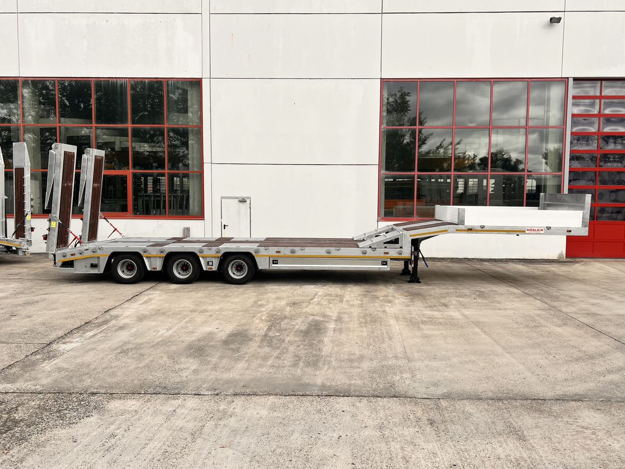 Möslein ST 3  3 Achs Satteltieflader neu - Low loader semi-trailer: picture 1 Möslein ST 3  3 Achs Satteltieflader neu - Low loader semi-trailer: picture 1