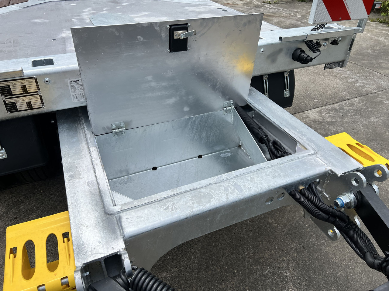 New Low loader trailer for transportation of heavy machinery Möslein T 3-8,20 P VB H1  3 Achs Tieflader mit gerader Ladefläche 8,20 m, Neufahrzeug: picture 11