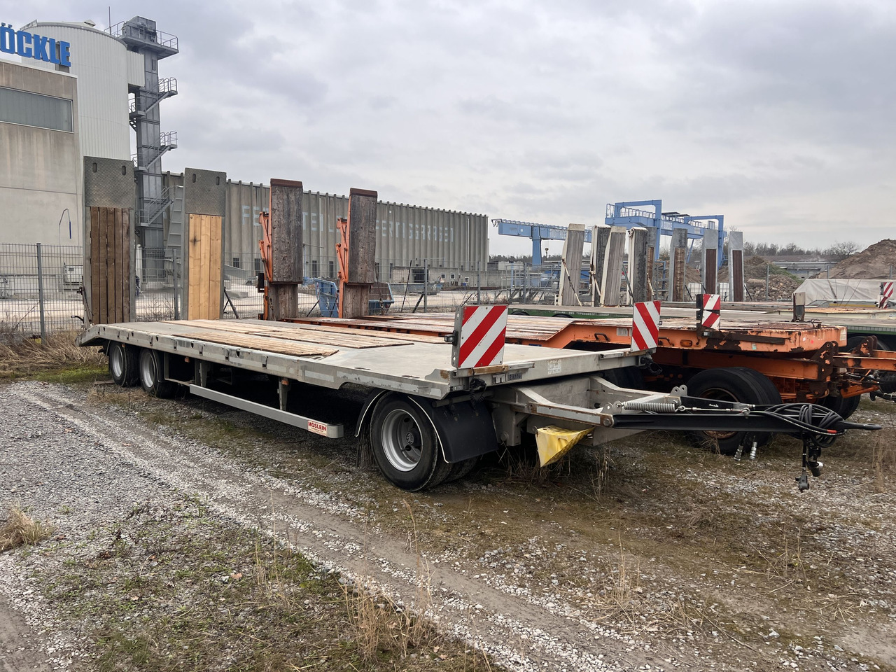 Möslein TO 3 F Schwebheim 3 Achs Tiefladeranhänger 9 m Ladefläche - Low loader trailer: picture 1 Möslein TO 3 F Schwebheim 3 Achs Tiefladeranhänger 9 m Ladefläche - Low loader trailer: picture 1