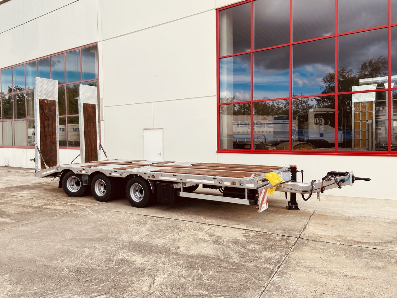 Möslein TT 31 F 31 t GG Tridem- Tieflader 3 Achs, gelenktNeufahrzeug - Low loader trailer: picture 2 Möslein TT 31 F 31 t GG Tridem- Tieflader 3 Achs, gelenktNeufahrzeug - Low loader trailer: picture 2