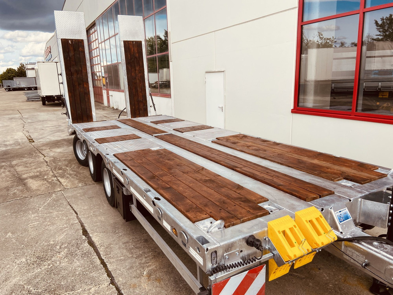 Möslein TT 34 Zugrohr Gerade 34 t GG Tridem- Tieflader 3 Achs, gelenktNeufahrzeug - Low loader trailer: picture 2 Möslein TT 34 Zugrohr Gerade 34 t GG Tridem- Tieflader 3 Achs, gelenktNeufahrzeug - Low loader trailer: picture 2