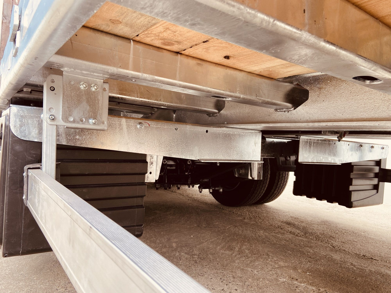 Möslein TT 34 Zugrohr Gerade 34 t GG Tridem- Tieflader 3 Achs, gelenktNeufahrzeug - Low loader trailer: picture 3 Möslein TT 34 Zugrohr Gerade 34 t GG Tridem- Tieflader 3 Achs, gelenktNeufahrzeug - Low loader trailer: picture 3