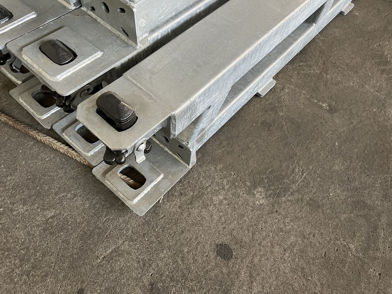 Müller Mitteltal Ausgleichsbock für Satteltieflader incl. Conatinerverschlüssen - Low loader semi-trailer: picture 5 Müller Mitteltal Ausgleichsbock für Satteltieflader incl. Conatinerverschlüssen - Low loader semi-trailer: picture 5