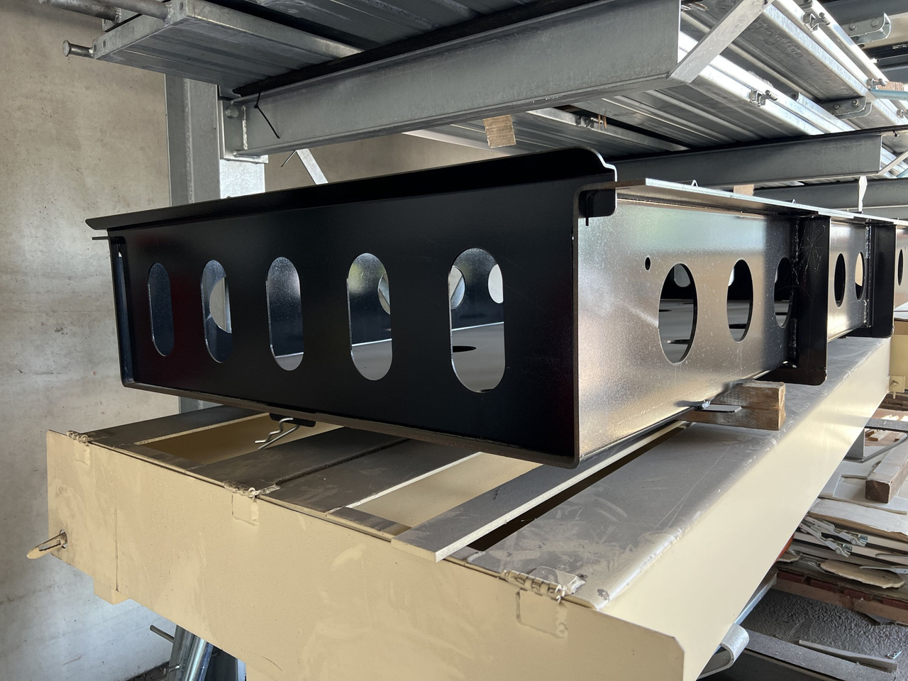 Müller Mitteltal Staufach für Alu- Rampen - Low loader semi-trailer: picture 3 Müller Mitteltal Staufach für Alu- Rampen - Low loader semi-trailer: picture 3