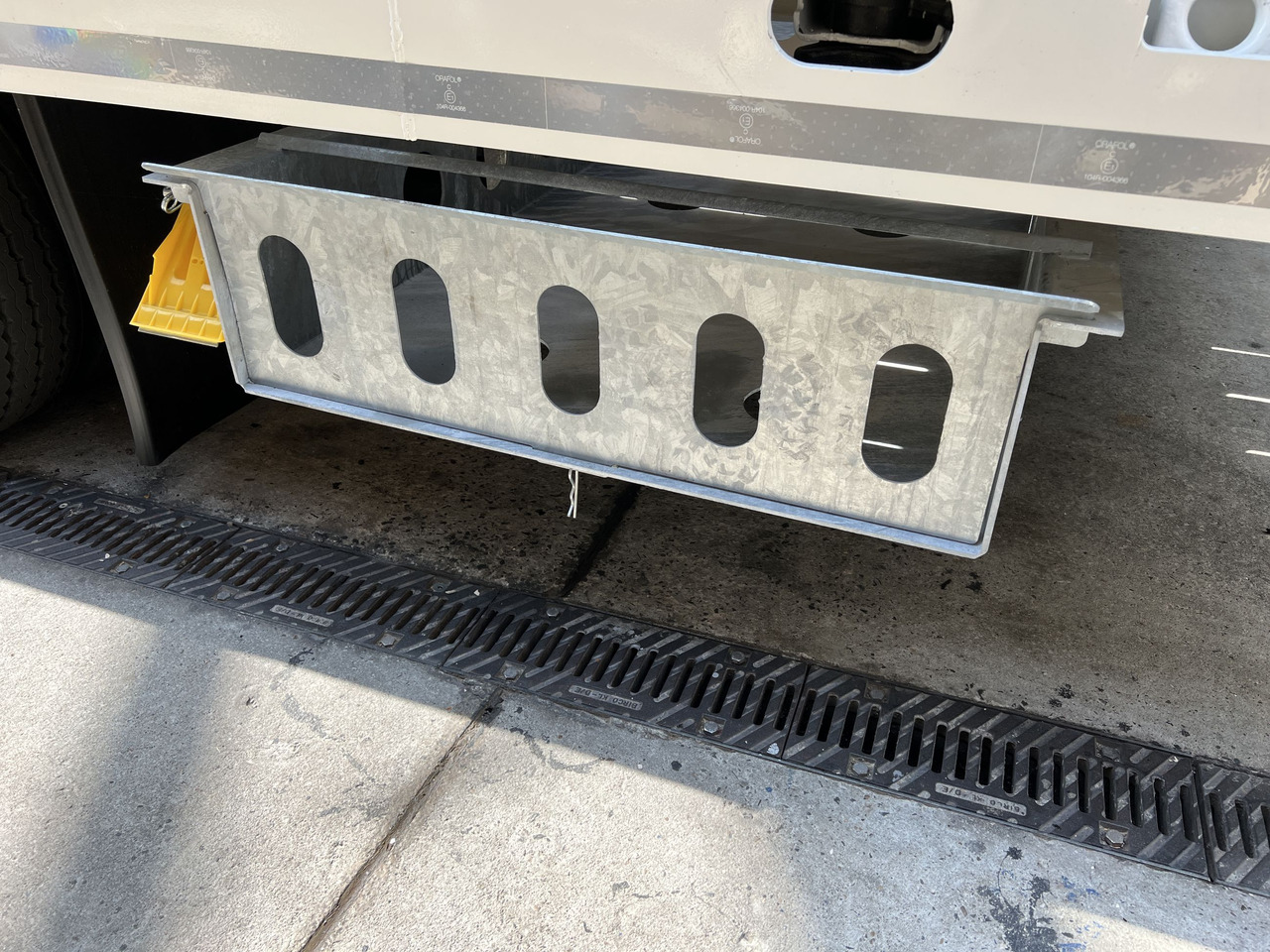 Müller Mitteltal Staufach für Alu- Rampen - Low loader semi-trailer: picture 2 Müller Mitteltal Staufach für Alu- Rampen - Low loader semi-trailer: picture 2