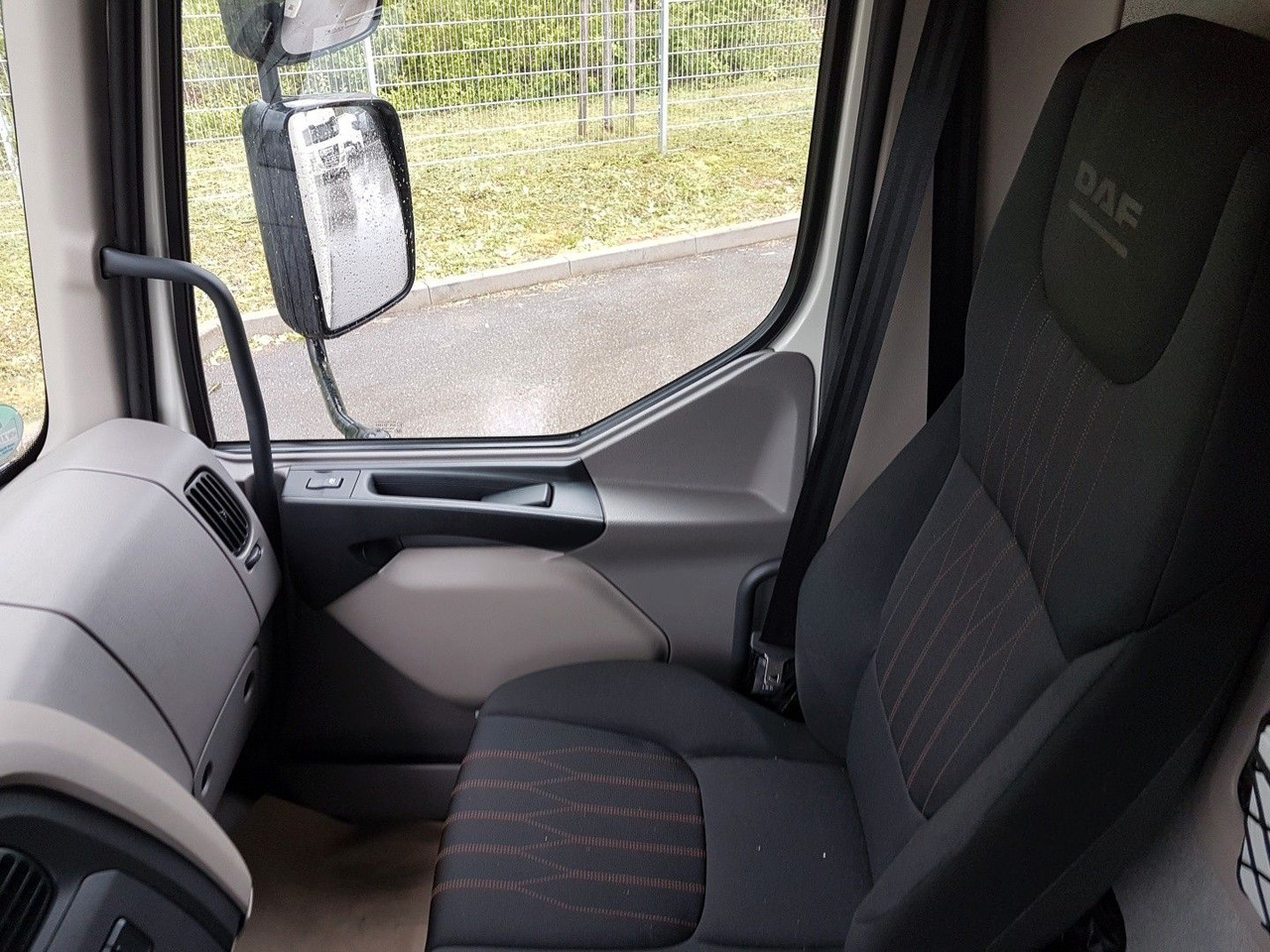 Box truck DAF LF 260 FA 12t Koffer: picture 16