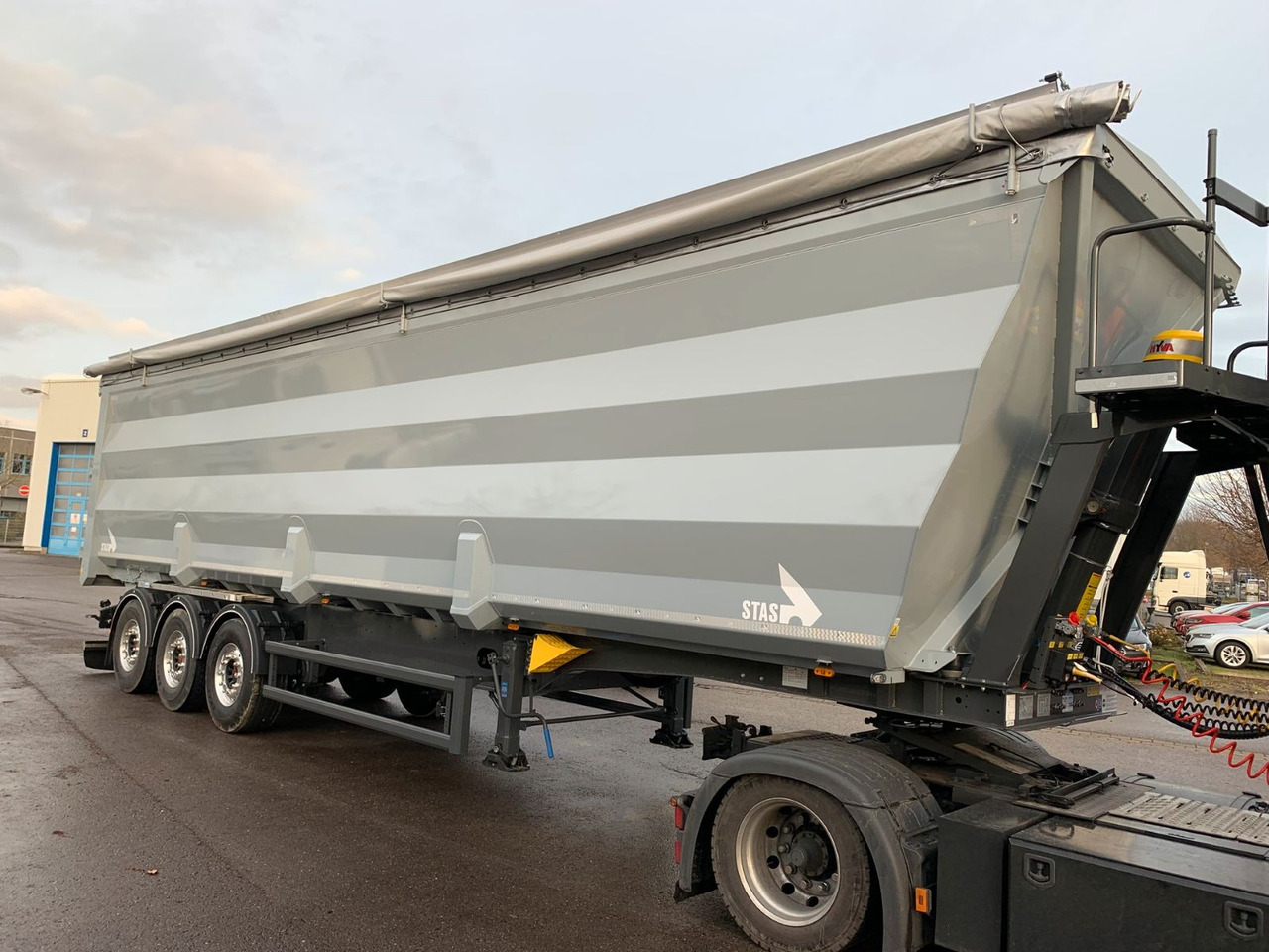Stas ferroSTAR 68 cbm - Tipper semi-trailer: picture 2 Stas ferroSTAR 68 cbm - Tipper semi-trailer: picture 2