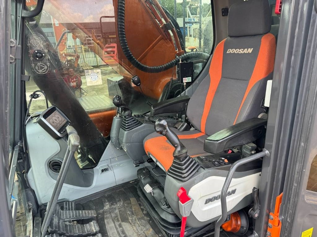 Crawler excavator Doosan DX 300 LC-5: picture 21