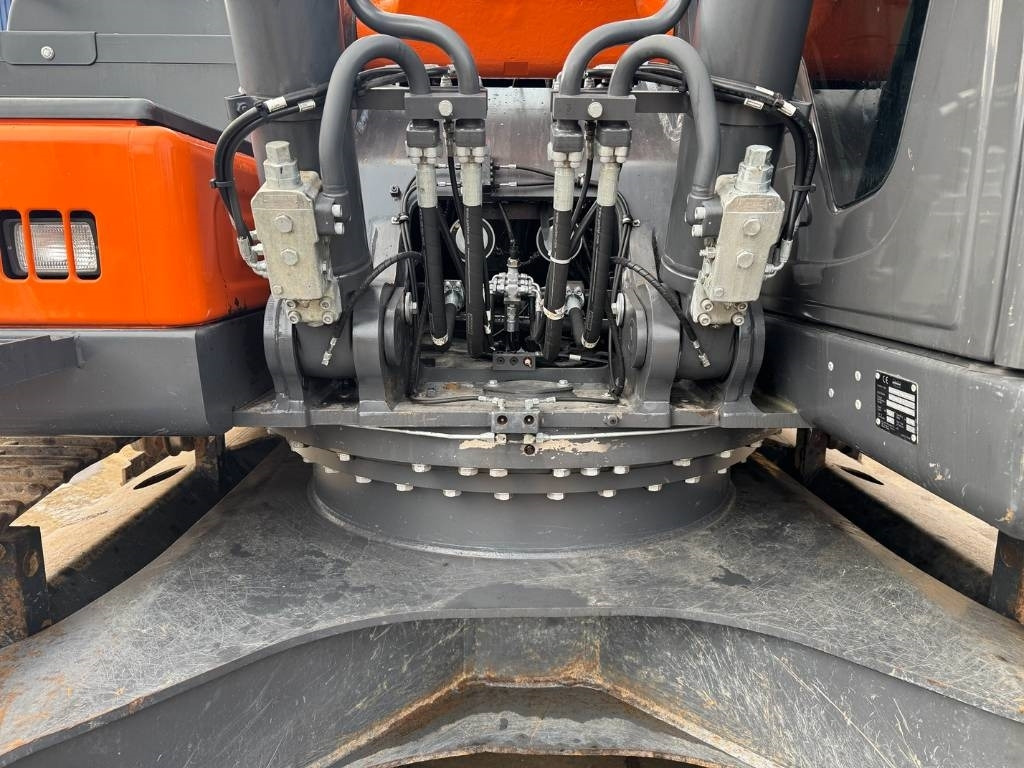 Crawler excavator Doosan DX 300 LC-5: picture 17