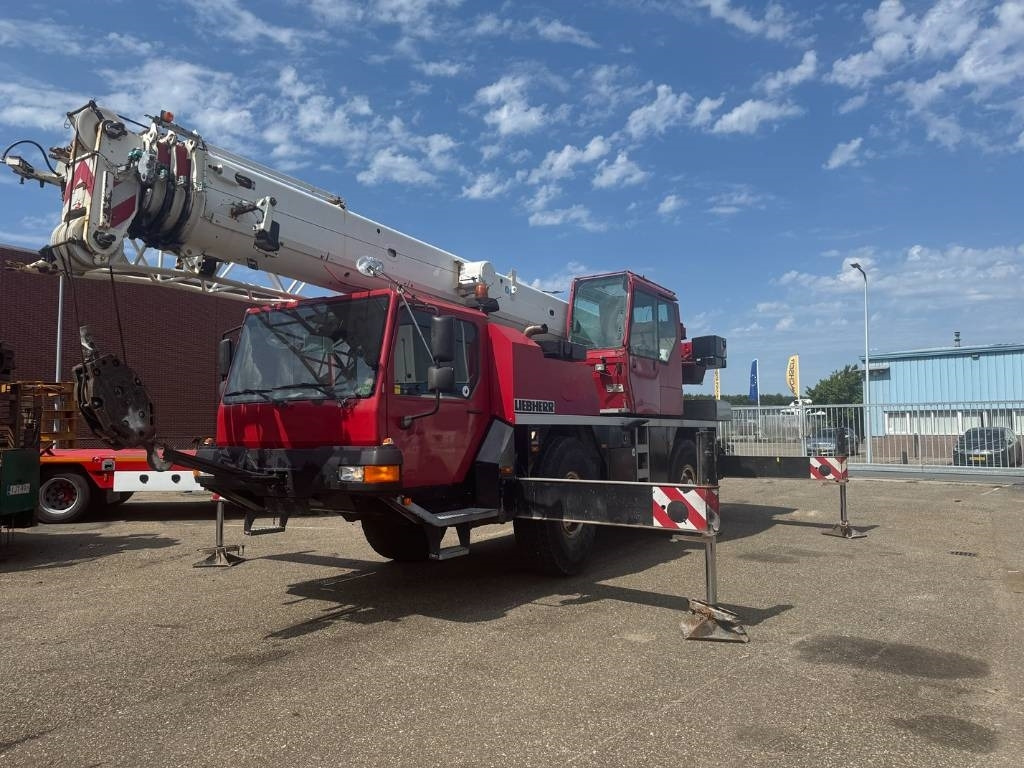 Liebherr LTM 1030-2.1 whit jib - All terrain crane: picture 1 Liebherr LTM 1030-2.1 whit jib - All terrain crane: picture 1