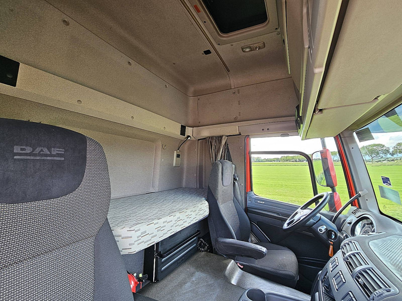 Interior photo 2: Cab chassis truck DAF CF 290 SPACECAB WB 570