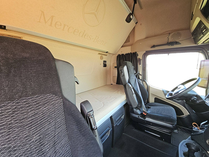 Interior photo 3: Tractor unit Mercedes-Benz ACTROS 1848 LS MP5 GIGASPACE
