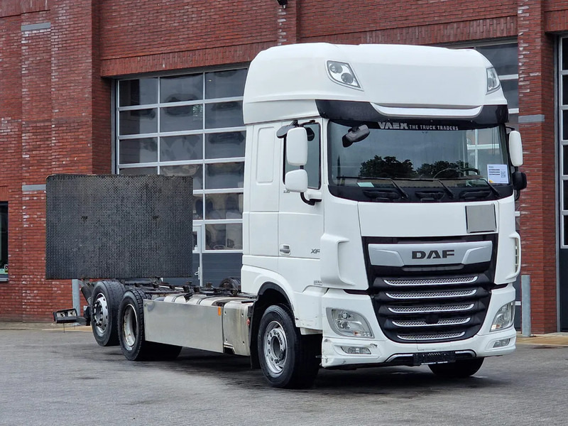 DAF XF 530 SuperSpaceCab 6x2*4 - Chassis 740 cm - Loadlift - Steering axle - Leather - - Cab chassis truck: picture 1 DAF XF 530 SuperSpaceCab 6x2*4 - Chassis 740 cm - Loadlift - Steering axle - Leather - - Cab chassis truck: picture 1