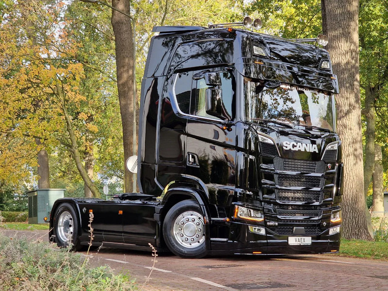 Scania 590S V8 NGS Highline 4x2 - New show truck - Full spec - Retarder - Leather - Full air - BUFFL - Tractor unit: picture 1 Scania 590S V8 NGS Highline 4x2 - New show truck - Full spec - Retarder - Leather - Full air - BUFFL - Tractor unit: picture 1