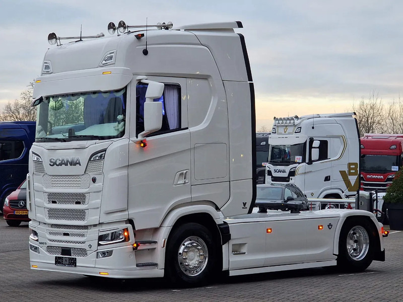 Scania 660S V8 NGS Highline 4x2 - New - Show truck - Full Spec - BUFFL in- and Exterior - Retarder - - Tractor unit: picture 3 Scania 660S V8 NGS Highline 4x2 - New - Show truck - Full Spec - BUFFL in- and Exterior - Retarder - - Tractor unit: picture 3