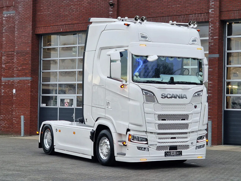 Scania 660S V8 NGS Highline 4x2 - New - Show truck - Full Spec - BUFFL in- and Exterior - Retarder - - Tractor unit: picture 1 Scania 660S V8 NGS Highline 4x2 - New - Show truck - Full Spec - BUFFL in- and Exterior - Retarder - - Tractor unit: picture 1