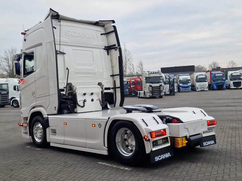 Scania 660S V8 NGS Highline 4x2 - New - Show truck - Full Spec - BUFFL in- and Exterior - Retarder - - Tractor unit: picture 5 Scania 660S V8 NGS Highline 4x2 - New - Show truck - Full Spec - BUFFL in- and Exterior - Retarder - - Tractor unit: picture 5