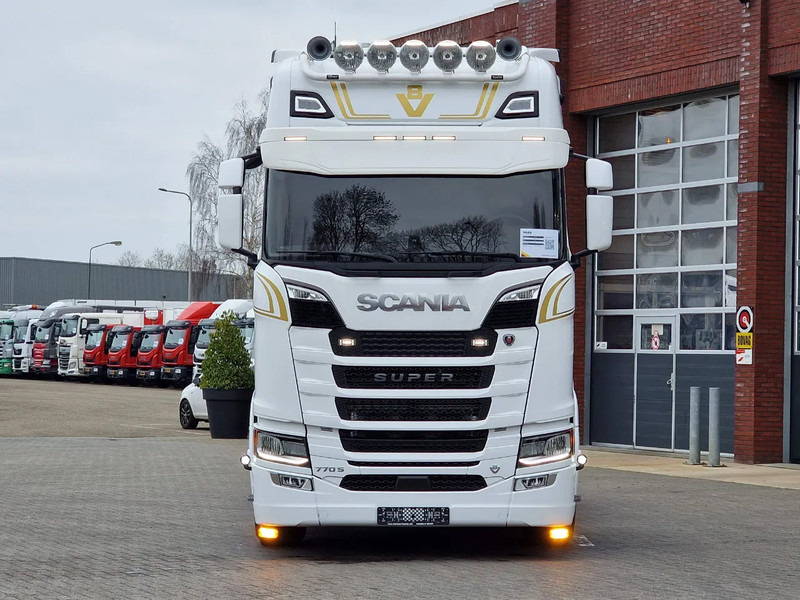 Scania 770S V8 NGS Highline 6x2/4 - New - Old dashboard - Full spec - Retarder - Night clima - Led - Leather - Navi - BUFFL - Tractor unit: picture 2 Scania 770S V8 NGS Highline 6x2/4 - New - Old dashboard - Full spec - Retarder - Night clima - Led - Leather - Navi - BUFFL - Tractor unit: picture 2