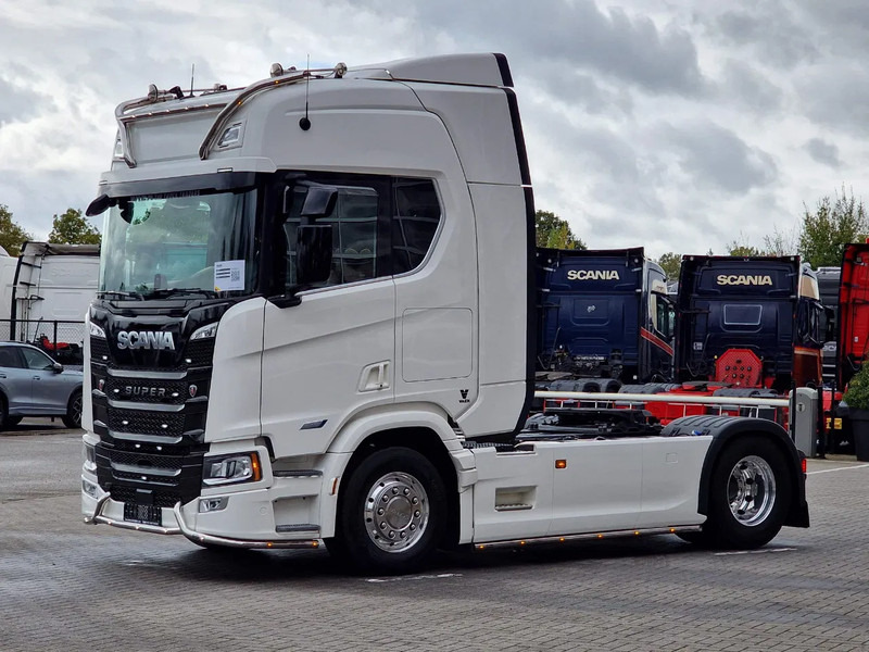 Scania R560 Highline 4x2 - Like new - Full spec - Facelift - Retarder - Night clima - Full air - Alloy wheels - Tractor unit: picture 3 Scania R560 Highline 4x2 - Like new - Full spec - Facelift - Retarder - Night clima - Full air - Alloy wheels - Tractor unit: picture 3