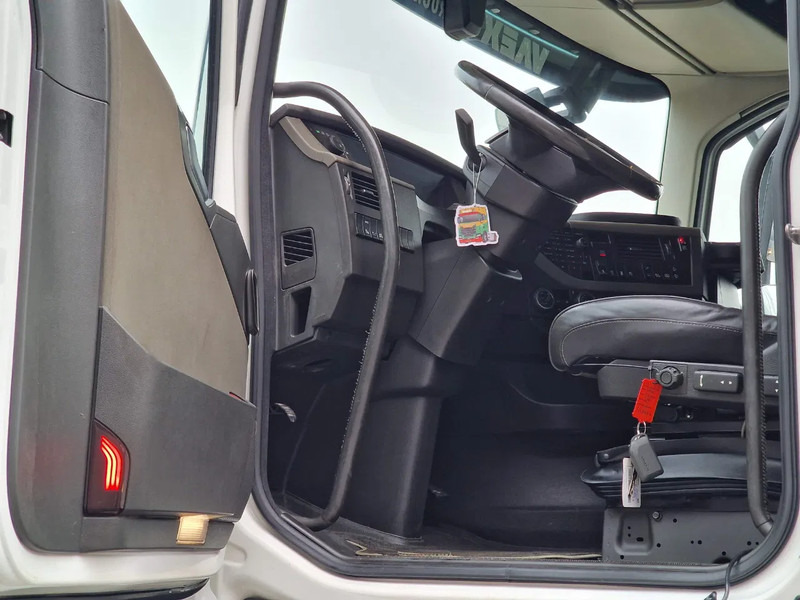 Volvo FH 13.500 Globetrotter XL 6x2 - BDF - Loadlift - I Save - Full air - Navi leasing Volvo FH 13.500 Globetrotter XL 6x2 - BDF - Loadlift - I Save - Full air - Navi: picture 9 Volvo FH 13.500 Globetrotter XL 6x2 - BDF - Loadlift - I Save - Full air - Navi leasing Volvo FH 13.500 Globetrotter XL 6x2 - BDF - Loadlift - I Save - Full air - Navi: picture 9