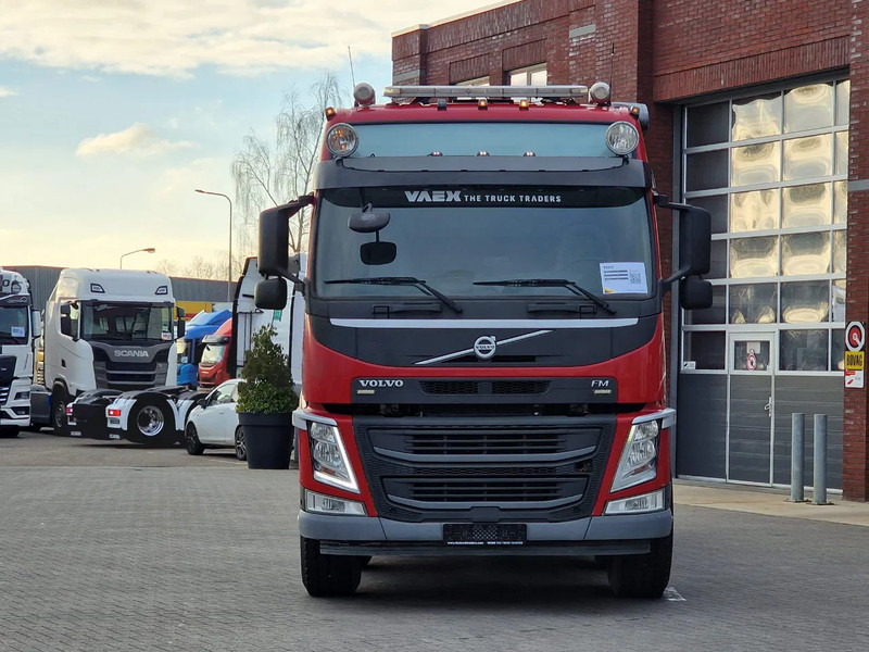 Volvo FM 500 Globetrotter 8x4*4 - HYVA Hooklift - Lift axle rear - 2x steering axle - Custom interior - Hook lift truck: picture 4 Volvo FM 500 Globetrotter 8x4*4 - HYVA Hooklift - Lift axle rear - 2x steering axle - Custom interior - Hook lift truck: picture 4