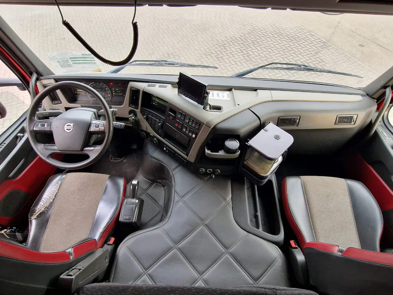 Hook lift truck Volvo FM 500 Globetrotter 8x4*4 - HYVA Hooklift - Lift axle rear - 2x steering axle - Custom interior: picture 14