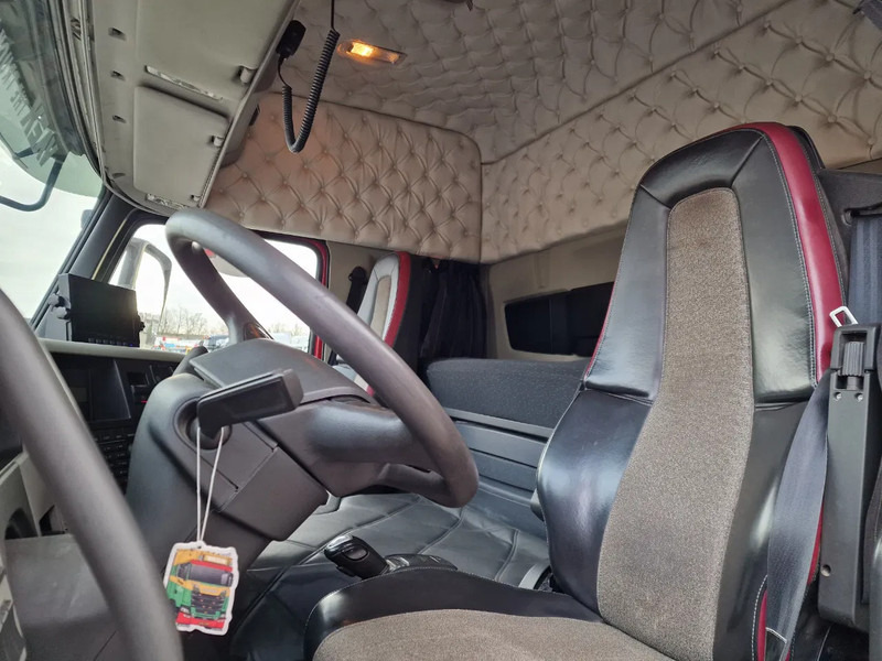 Hook lift truck Volvo FM 500 Globetrotter 8x4*4 - HYVA Hooklift - Lift axle rear - 2x steering axle - Custom interior: picture 12