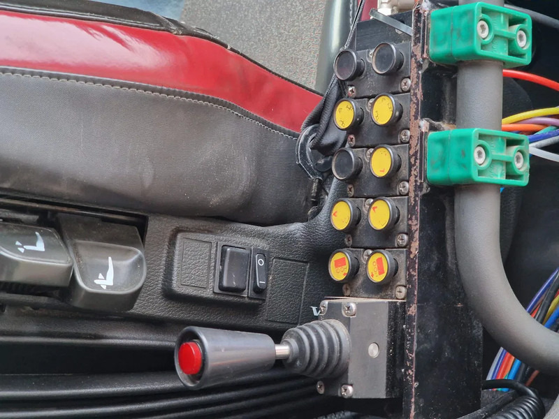 Hook lift truck Volvo FM 500 Globetrotter 8x4*4 - HYVA Hooklift - Lift axle rear - 2x steering axle - Custom interior: picture 16