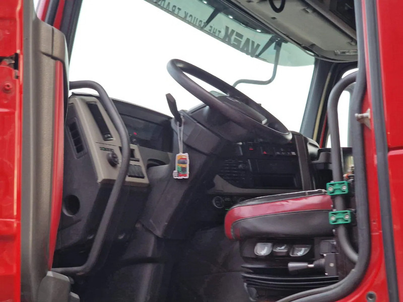 Hook lift truck Volvo FM 500 Globetrotter 8x4*4 - HYVA Hooklift - Lift axle rear - 2x steering axle - Custom interior: picture 11