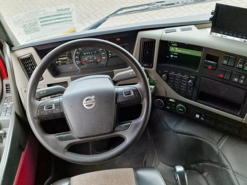 Hook lift truck Volvo FM 500 Globetrotter 8x4*4 - HYVA Hooklift - Lift axle rear - 2x steering axle - Custom interior: picture 13