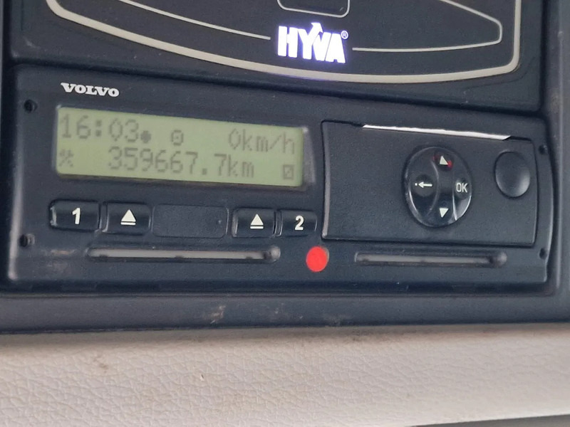 Hook lift truck Volvo FM 500 Globetrotter 8x4*4 - HYVA Hooklift - Lift axle rear - 2x steering axle - Custom interior: picture 17