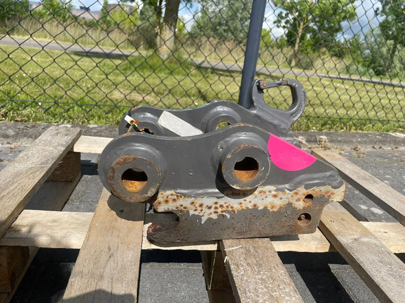 SMP S60 | HALF-AUTO QUICK COUPLER | SNELWISSEL | VOLVO EC18 - Demolition shears for Construction machinery: picture 2 SMP S60 | HALF-AUTO QUICK COUPLER | SNELWISSEL | VOLVO EC18 - Demolition shears for Construction machinery: picture 2