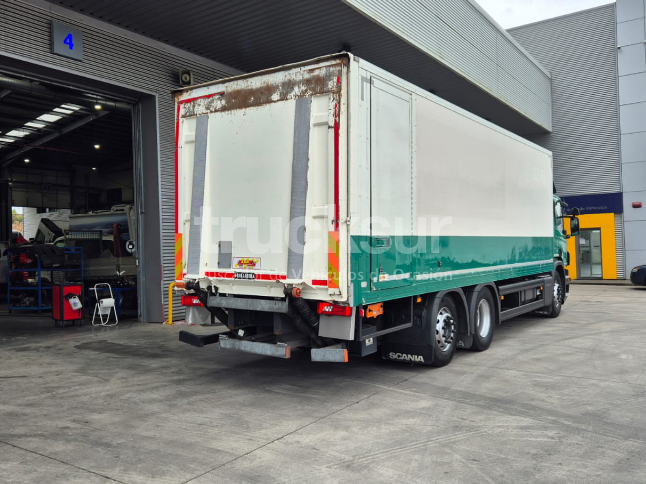 SCANIA P320.26 ejes 6x2*4 - Curtain side truck: picture 4 SCANIA P320.26 ejes 6x2*4 - Curtain side truck: picture 4
