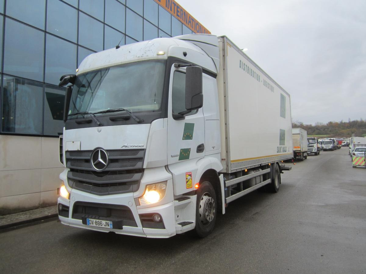 Mercedes Actros 1833 - Box truck: picture 1 Mercedes Actros 1833 - Box truck: picture 1